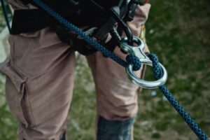 Jak sprzęt alpinistyczny do prac na wysokości zwiększa bezpieczeństwo